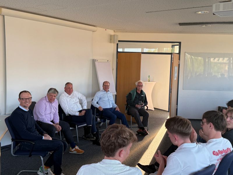 Gesprächsrunde beim Meet & Greet mit vier Alumni der Abteilung Volkswirtschaftslehre.