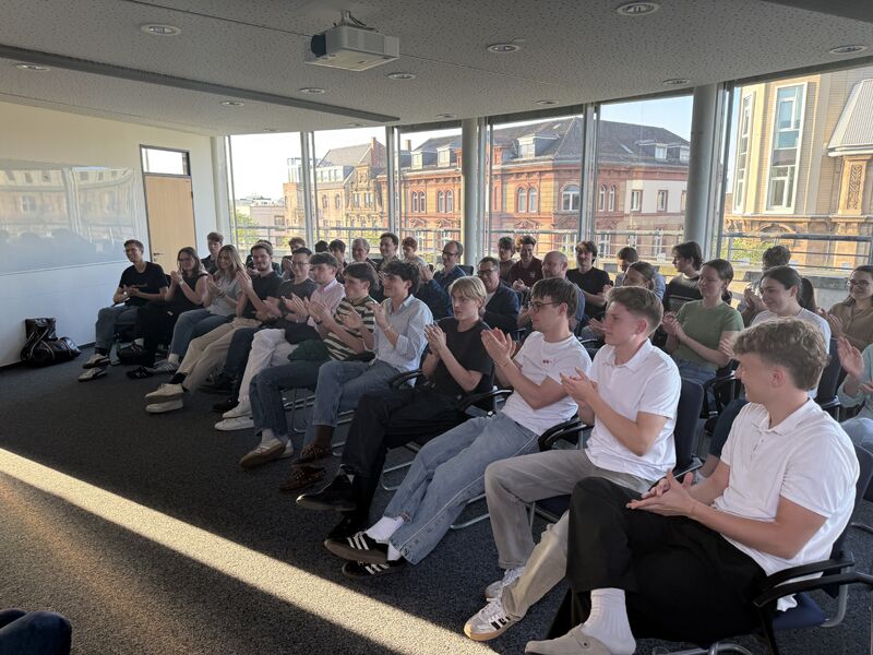 Studierende applaudieren beim Meet & Greet mit Alumni.