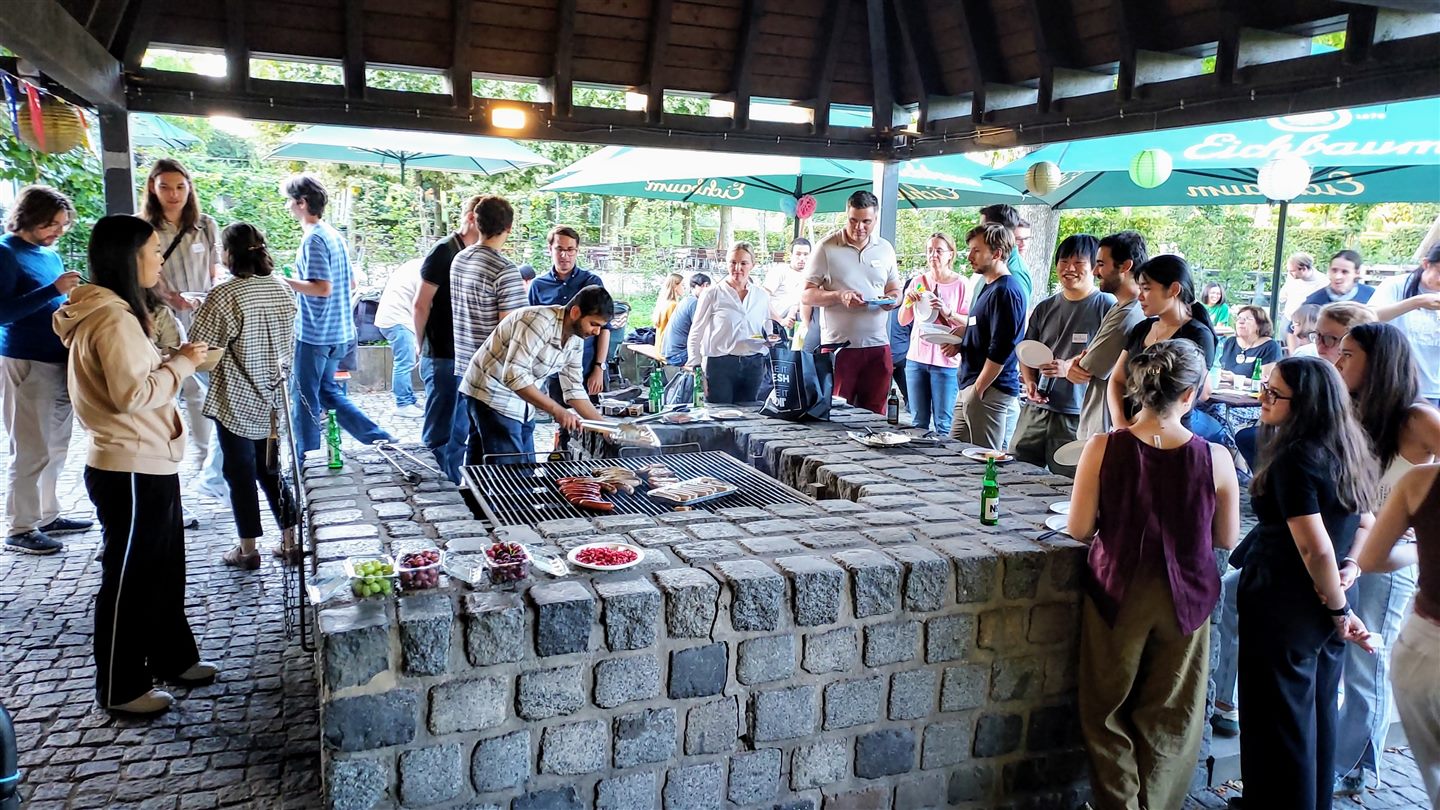 Gemeinsames Grillen beim Department BBQ 2025.