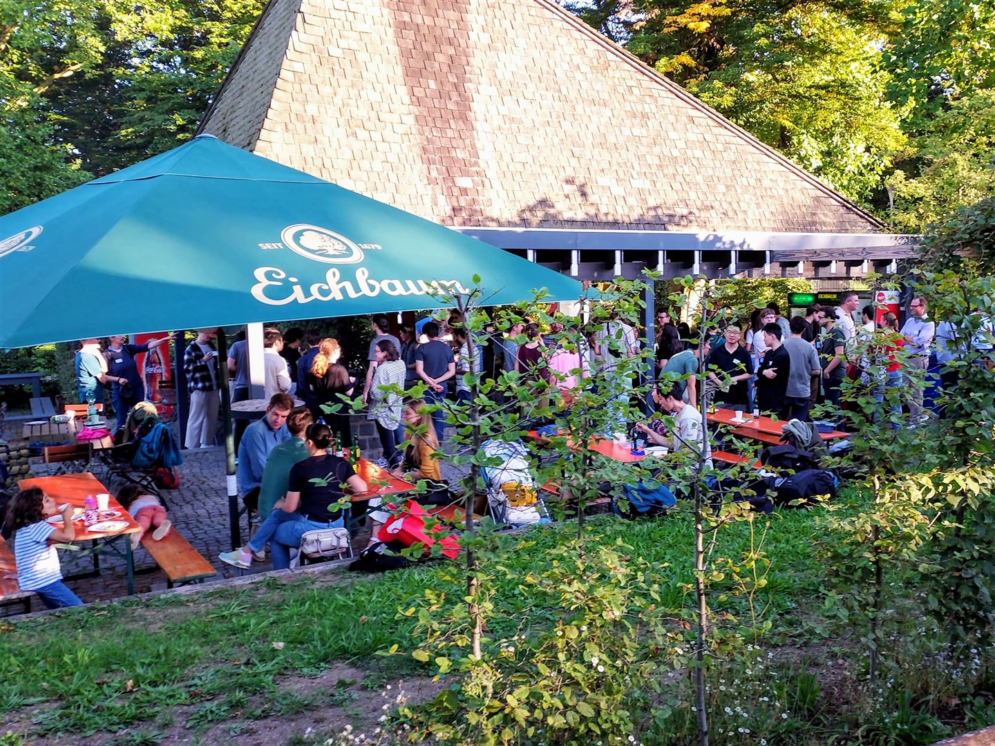 Gäste des Department BBQ 2025 im Garten.