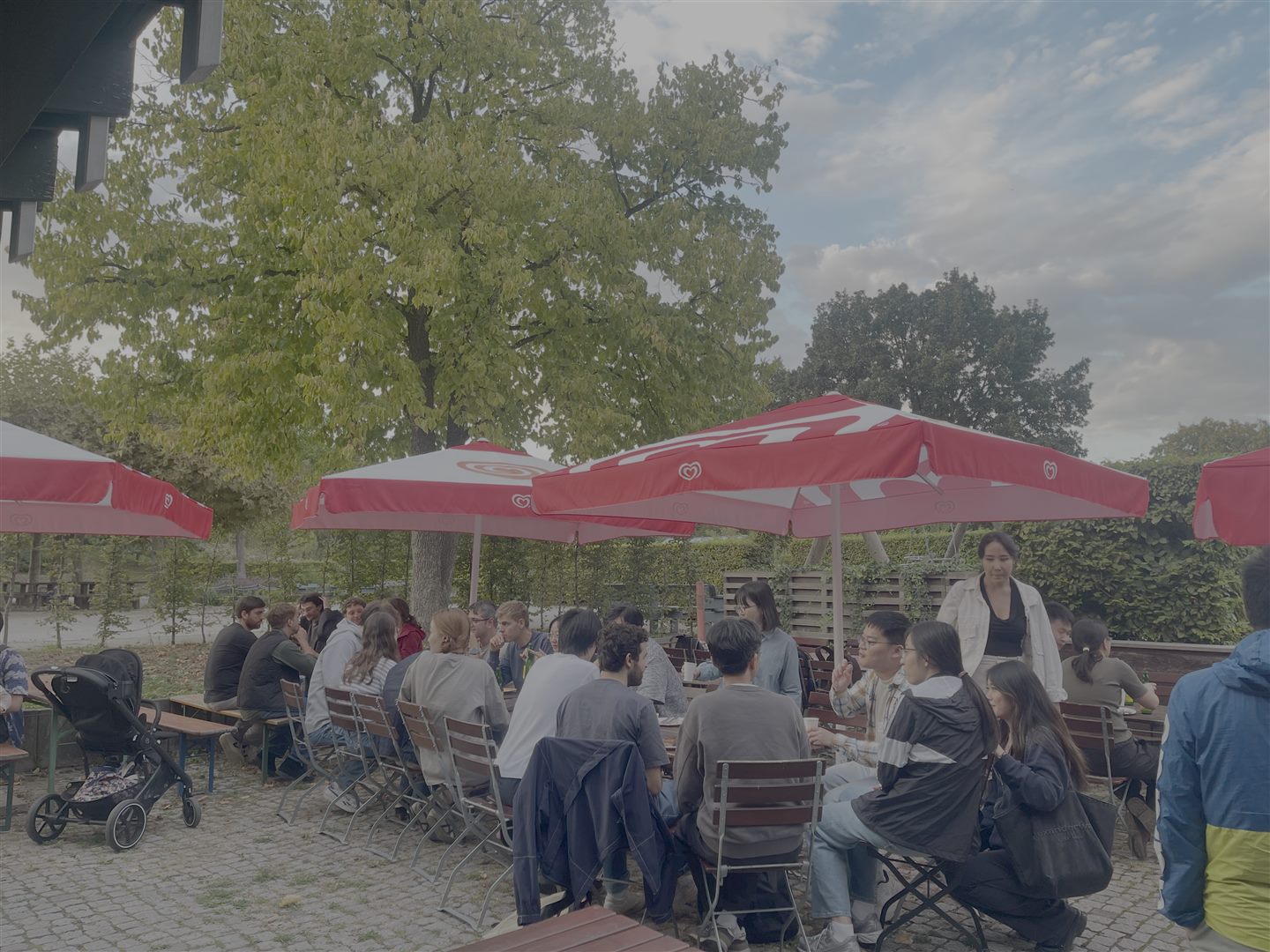 Gäste des Department BBQ 2026 im Garten.