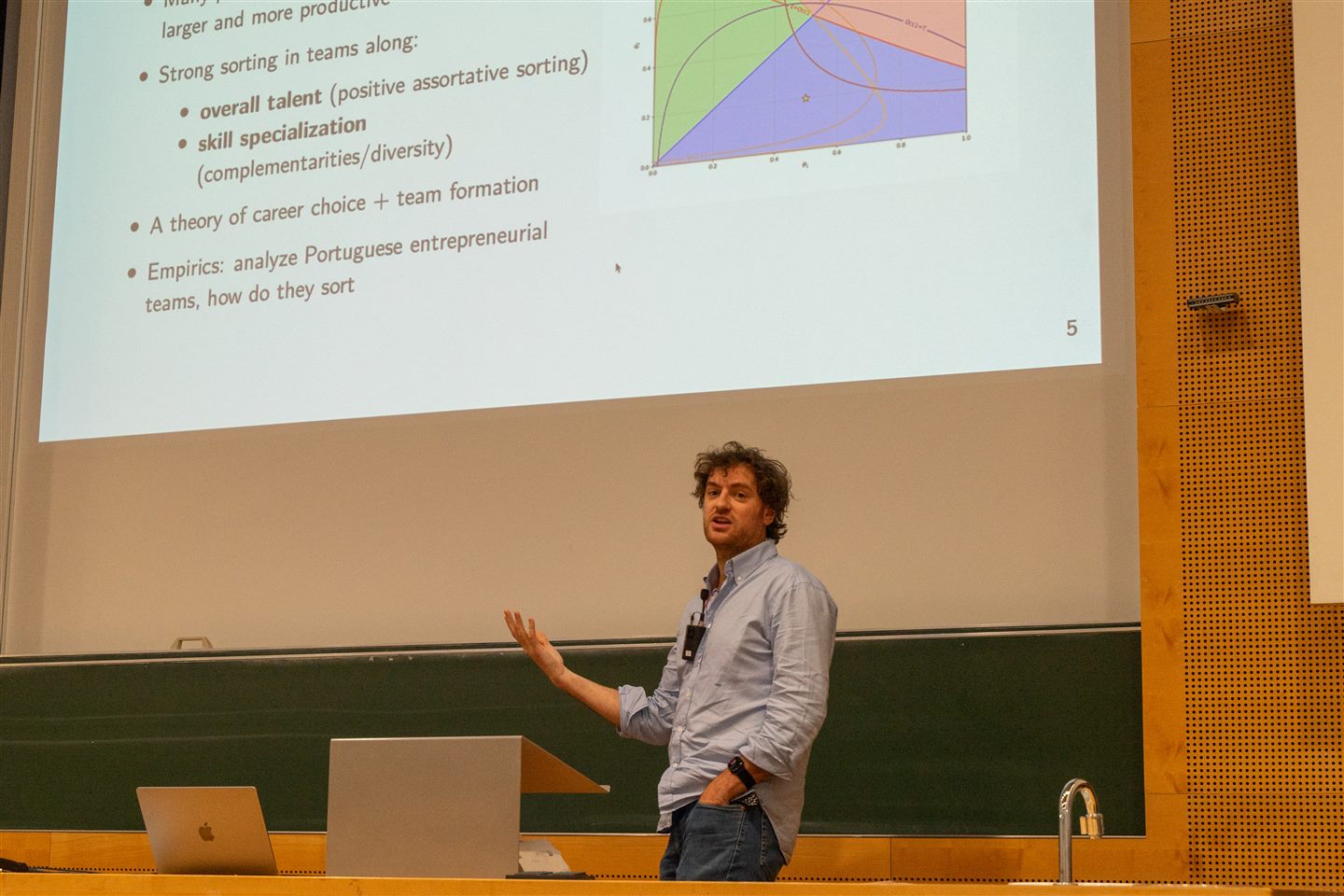 Vortrag mit Präsentation beim Meet & Greet.