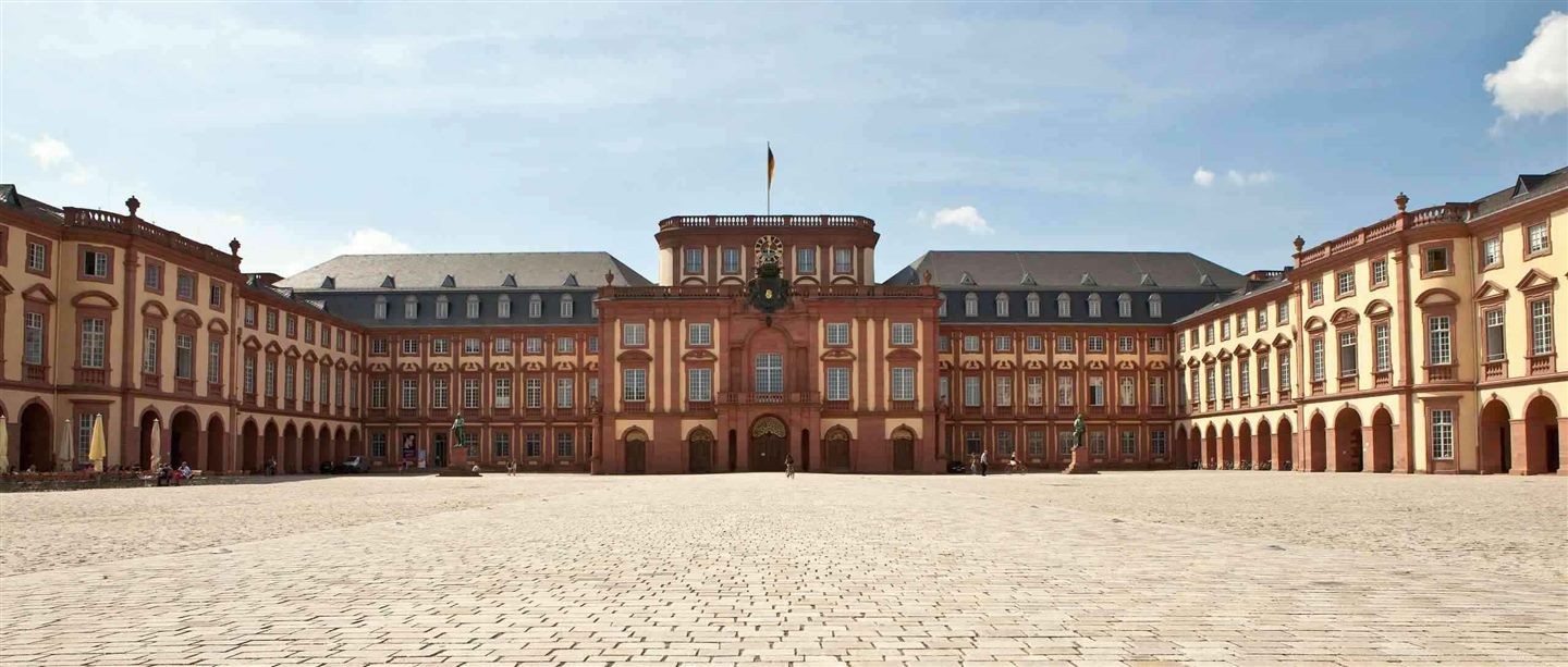 Das Mannheimer Schloss mit seinem Ehrenhof, Heimat der Universität Mannheim.