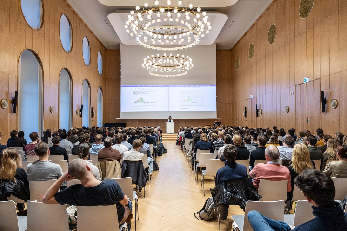 Die mit Gästen gefüllte Aula der Universität Mannheim.