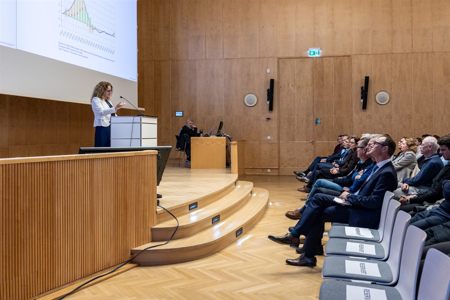 Isabel Schnabel am Rednerpult im Austausch mit dem Publikum.