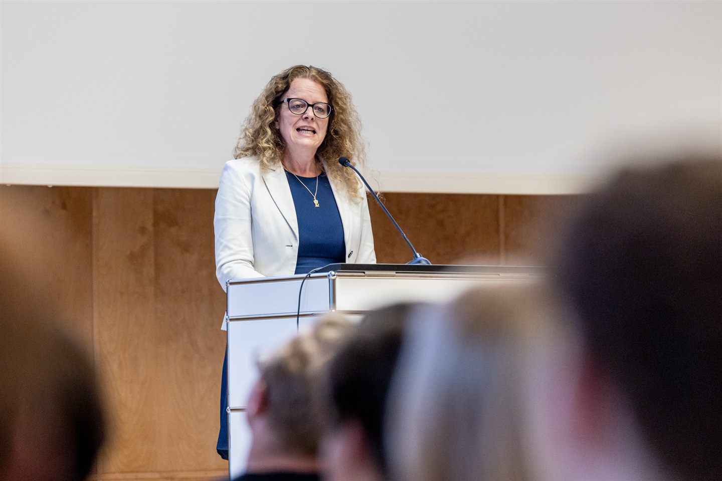 Isabel Schnabel spricht am Rednerpult in der Aula.