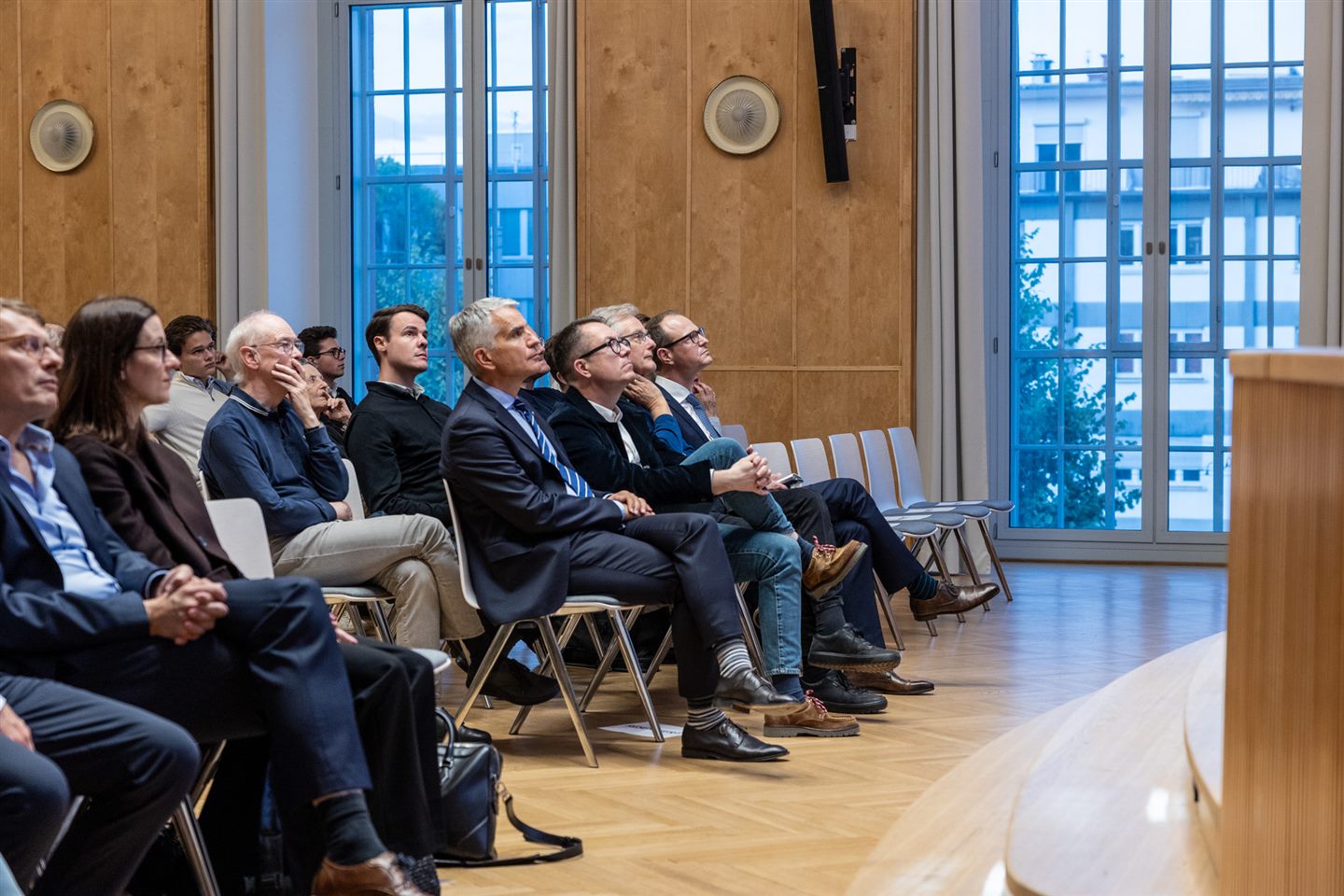 Zuh?rer verfolgen den Vortrag in der Aula.